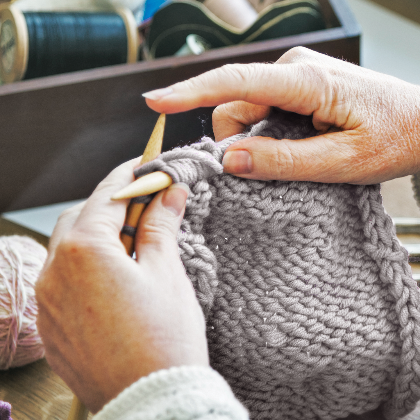 J MARK Chunky Blanket Yarn for Knitting 437 yd. 28 oz. (800 g) & Crocheting, Thick Yarn Balls, Circular Knitting Needle, Crochet Hooks, Measuring Tape, Scissors, Pins, Blunt Metal Needles, Manual